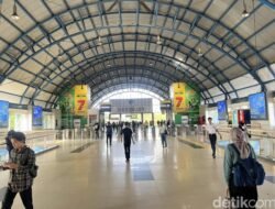 “Dari Stasiun Palmerah ke Tradisi Lebaran, Hari Pertama WFA Membuat Rejeki Turun”