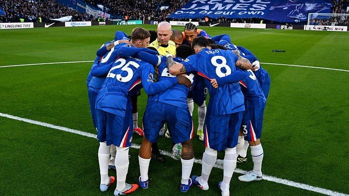Ritual Chelsea, Lingkaran atau Posisi Kekuasaan? Neville Ajak Diskusi Hebat