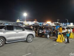 **Dermaga Merak Kebal, Polisi Terpaksa Blokir untuk Cegah Kebakaran**