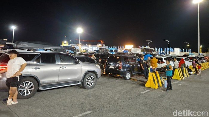 **Dermaga Merak Kebal, Polisi Terpaksa Blokir untuk Cegah Kebakaran**