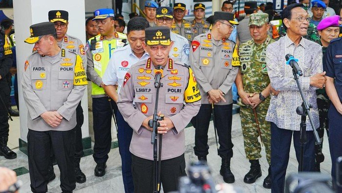 **Kapolri Bersama Gubernur DIY, Pastikan Puncak Arus Mudik di Stasiun Tugu Yogyakarta Aman dan Nyaman**