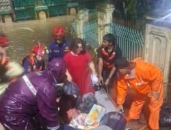 Banjir Ciracas Jaktim: 47 Warga, dari Ibu Hamil sampai Balita, Dikabulkan Damkar!