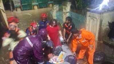 Banjir Ciracas Jaktim: 47 Warga, dari Ibu Hamil sampai Balita, Dikabulkan Damkar!