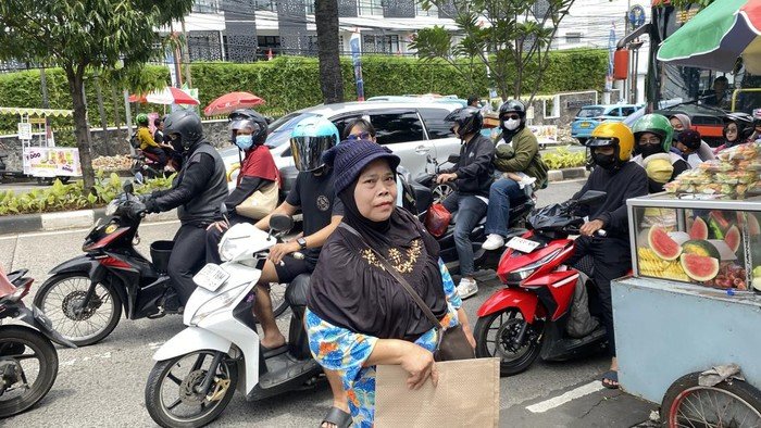 Lebaran ini, Penjual Tikar Ragunan Terancam Padam