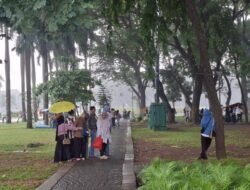 Monas Ramai, Warga Bekasi-Pekalongan Tantang Gerimis Liburan