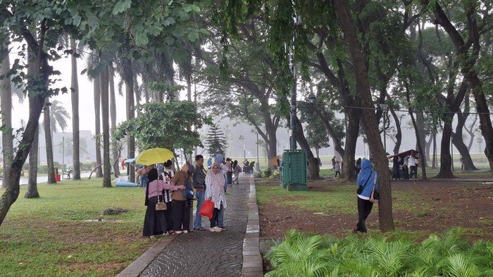 Monas Ramai, Warga Bekasi-Pekalongan Tantang Gerimis Liburan