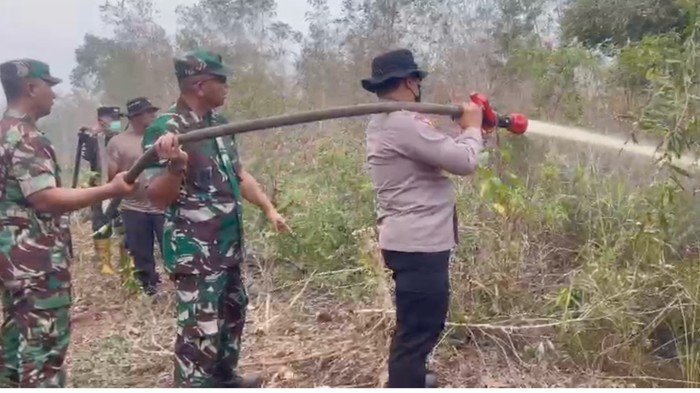 14 Hotspot Merah di Dumai, Kebakaran Massal Ditangani Bersama TNI-Polisi!