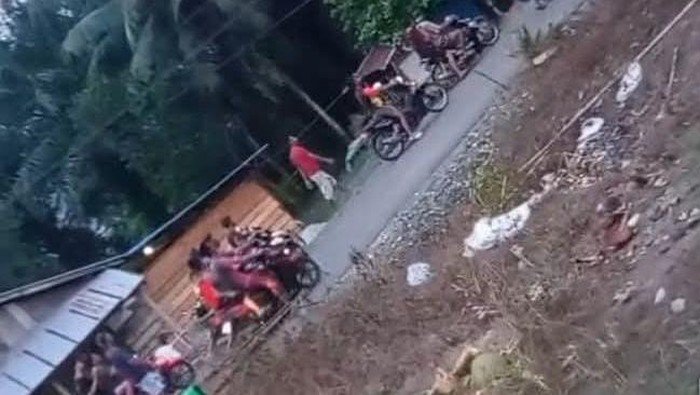 Aksi Warga Morowali, 2 Pria Kepergok Curi Sawit Dihajar dan Motor Dibakar!